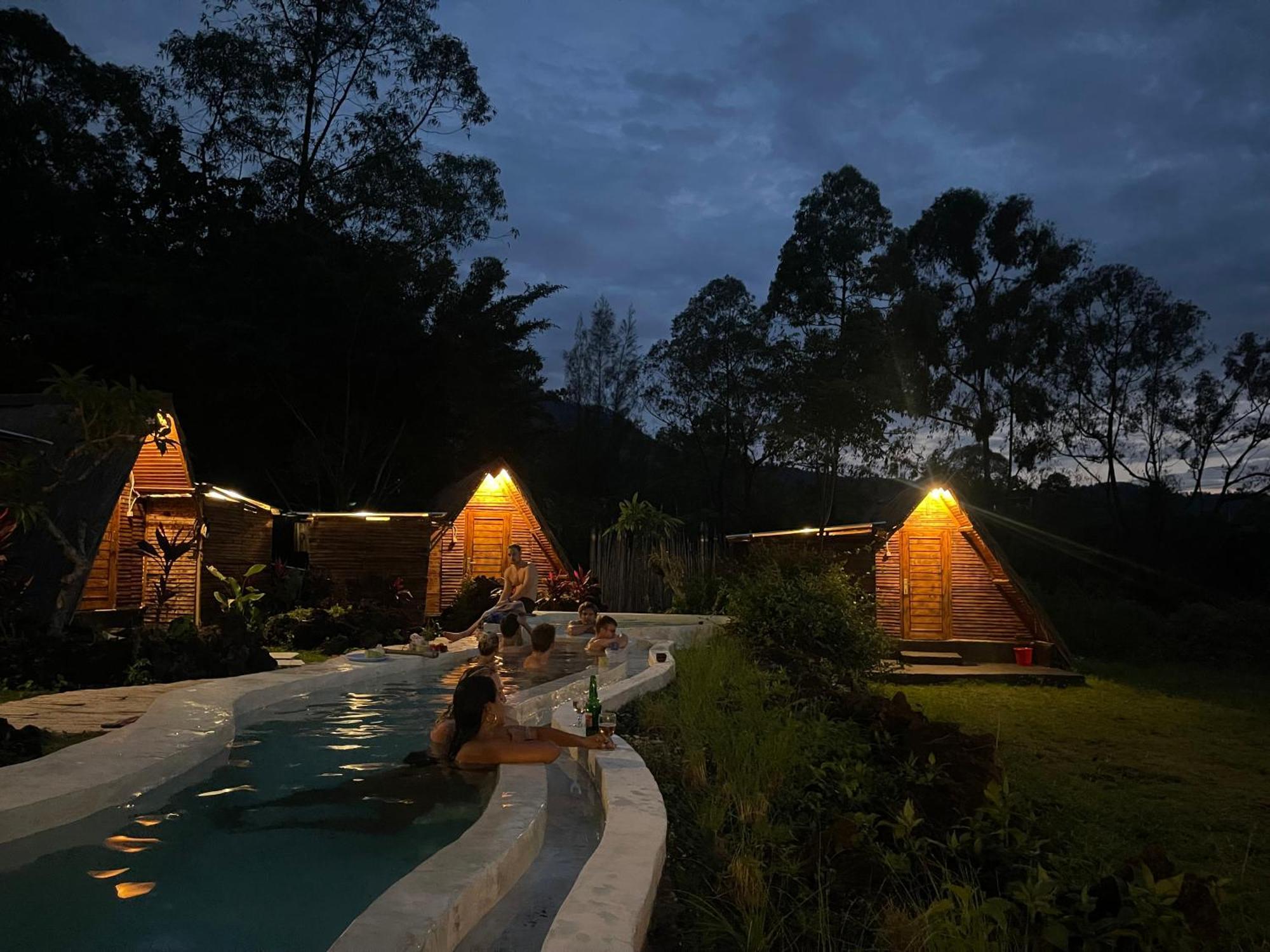 Triangular House And Hot Spring Hotel Kubupenlokan Bagian luar foto