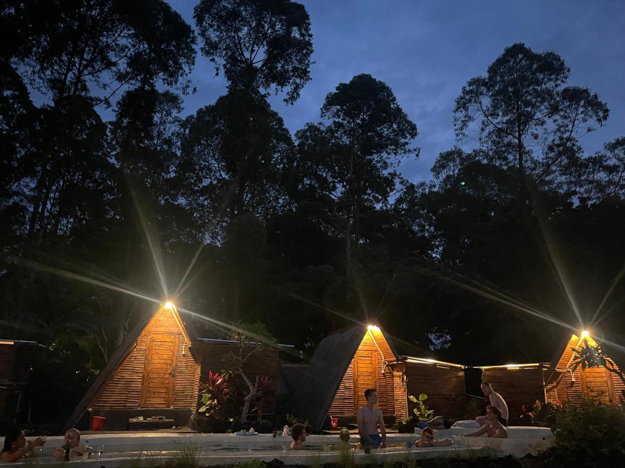 Triangular House And Hot Spring Hotel Kubupenlokan Bagian luar foto