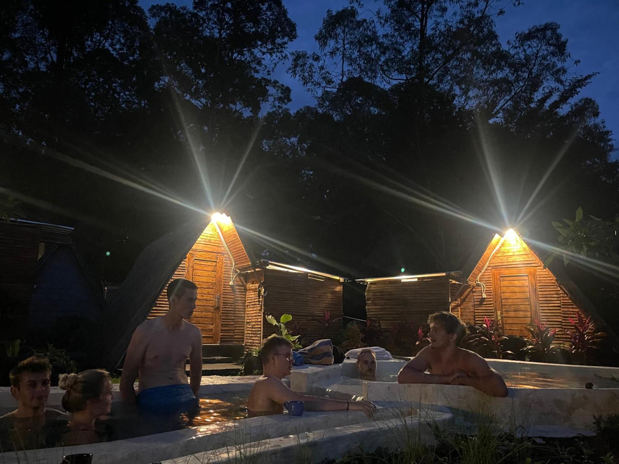 Triangular House And Hot Spring Hotel Kubupenlokan Bagian luar foto