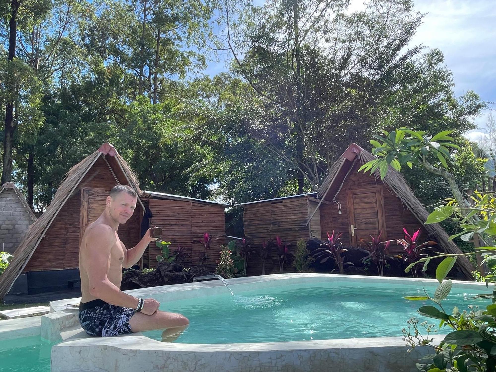Triangular House And Hot Spring Hotel Kubupenlokan Bagian luar foto