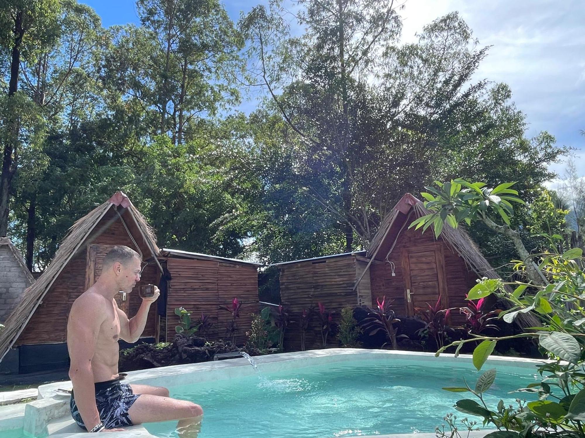 Triangular House And Hot Spring Hotel Kubupenlokan Bagian luar foto