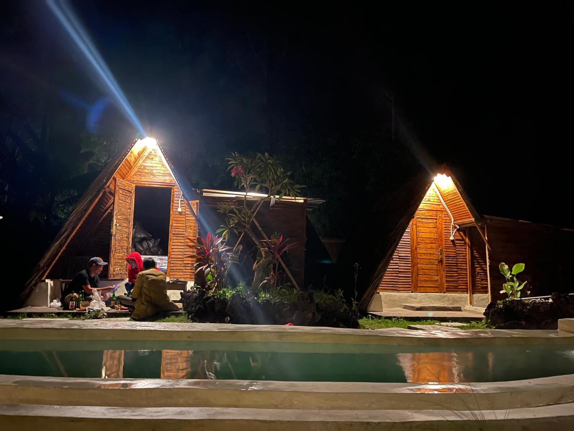 Triangular House And Hot Spring Hotel Kubupenlokan Bagian luar foto