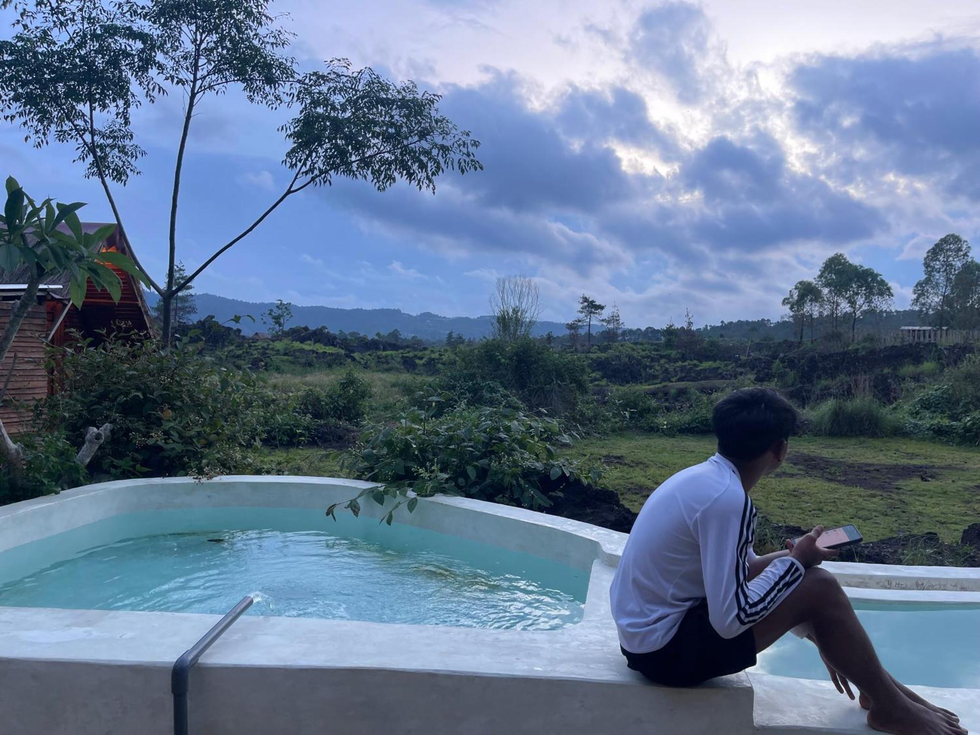 Triangular House And Hot Spring Hotel Kubupenlokan Bagian luar foto