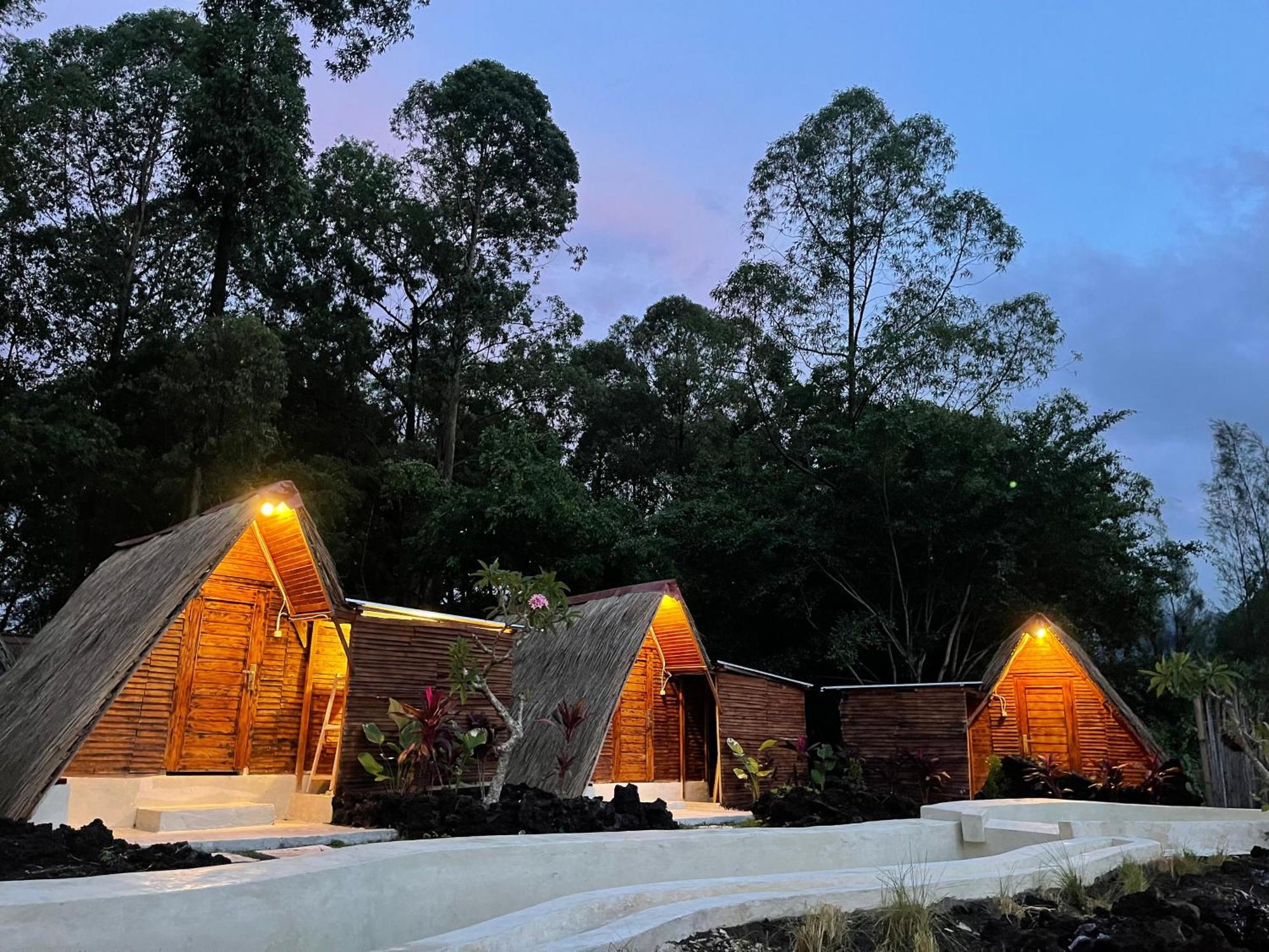 Triangular House And Hot Spring Hotel Kubupenlokan Bagian luar foto