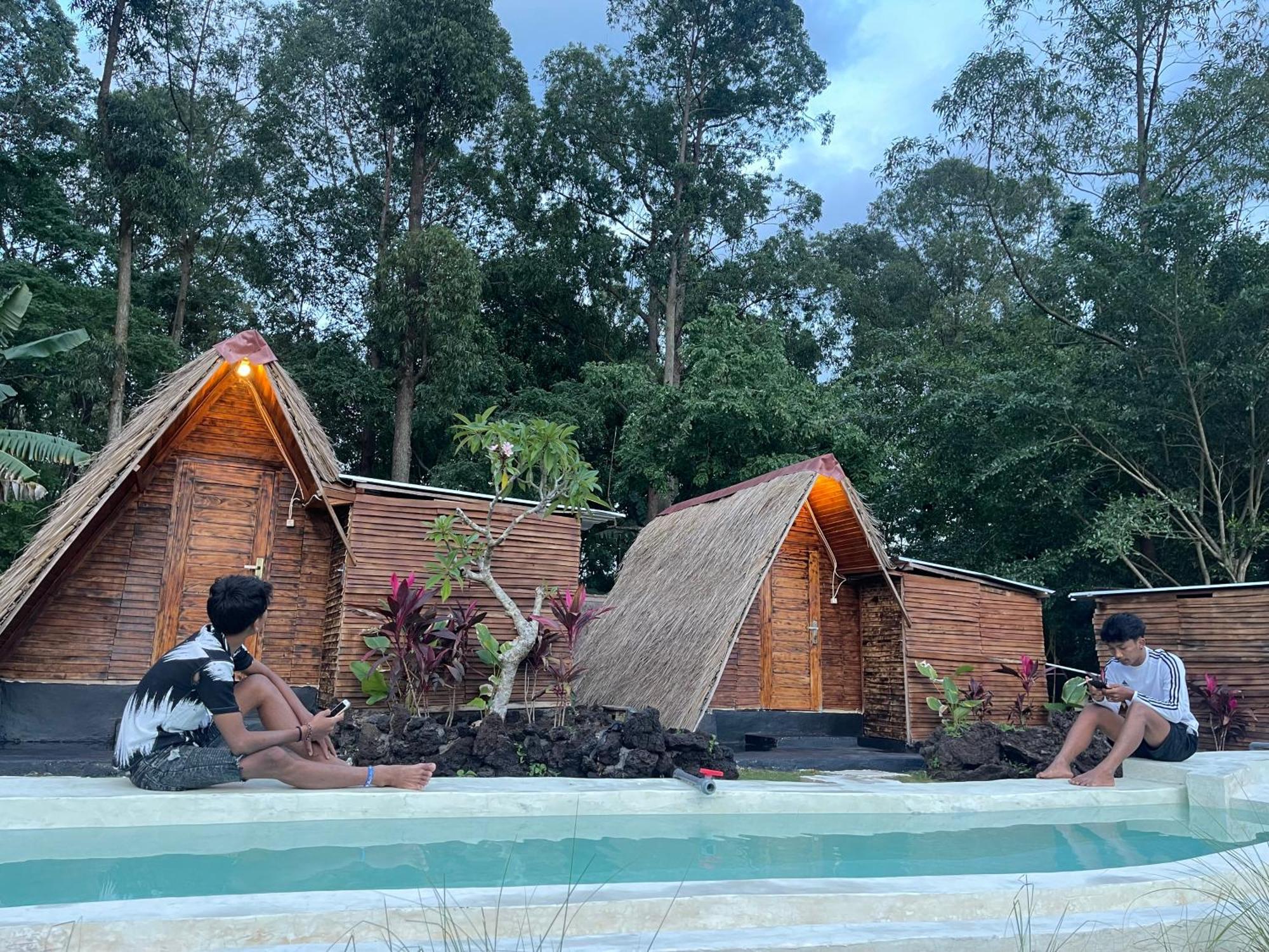 Triangular House And Hot Spring Hotel Kubupenlokan Bagian luar foto