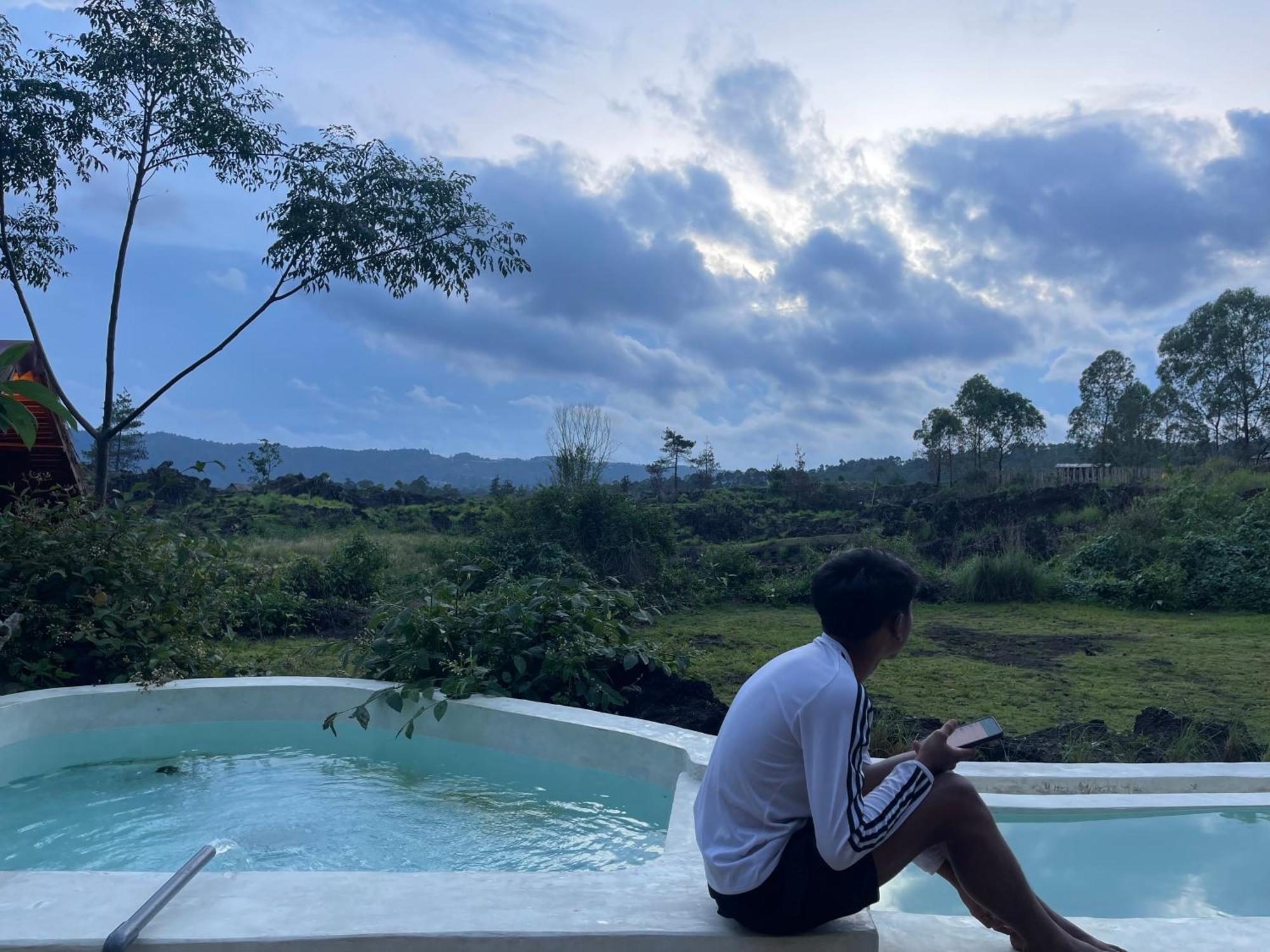 Triangular House And Hot Spring Hotel Kubupenlokan Bagian luar foto