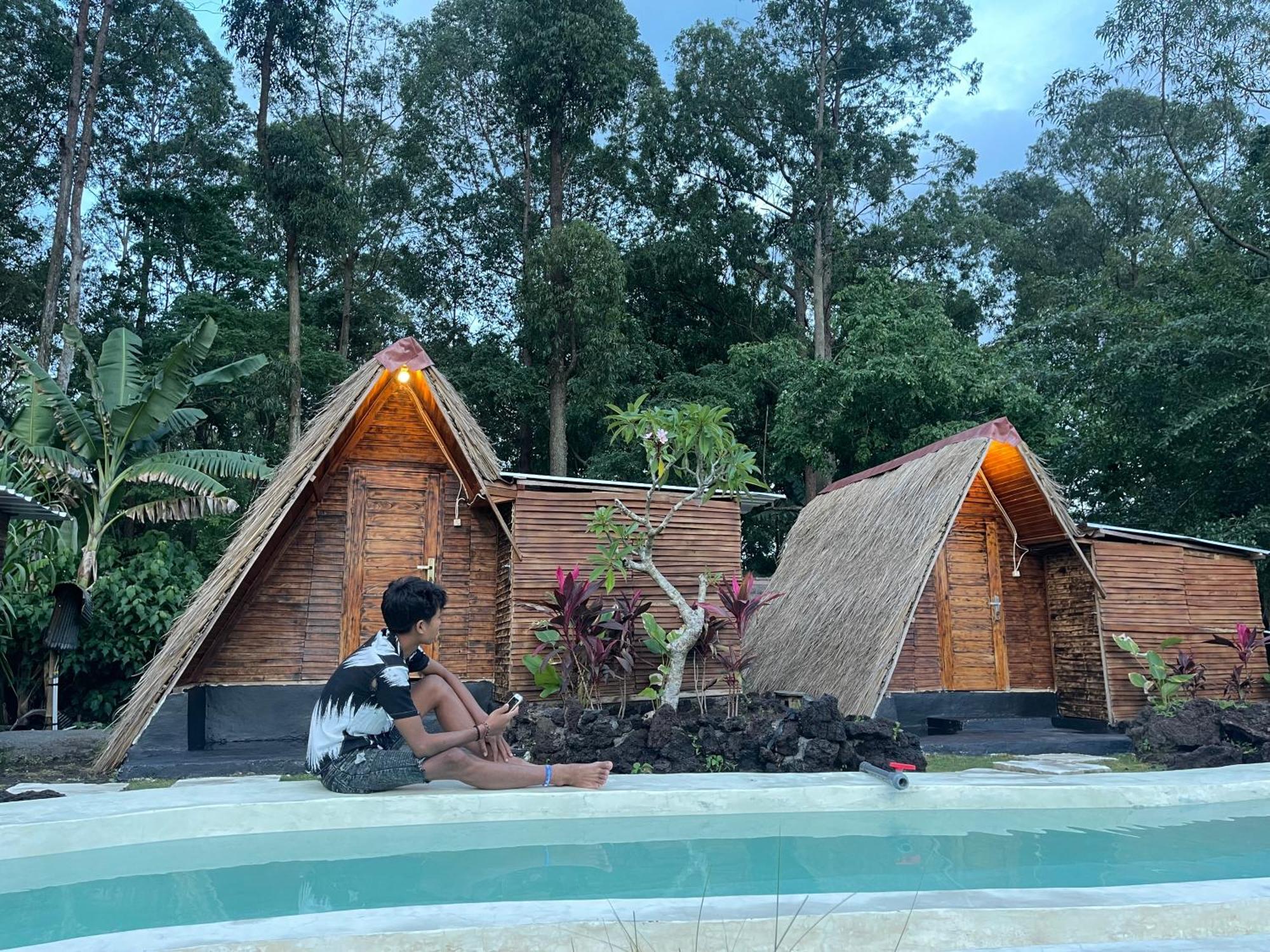 Triangular House And Hot Spring Hotel Kubupenlokan Bagian luar foto