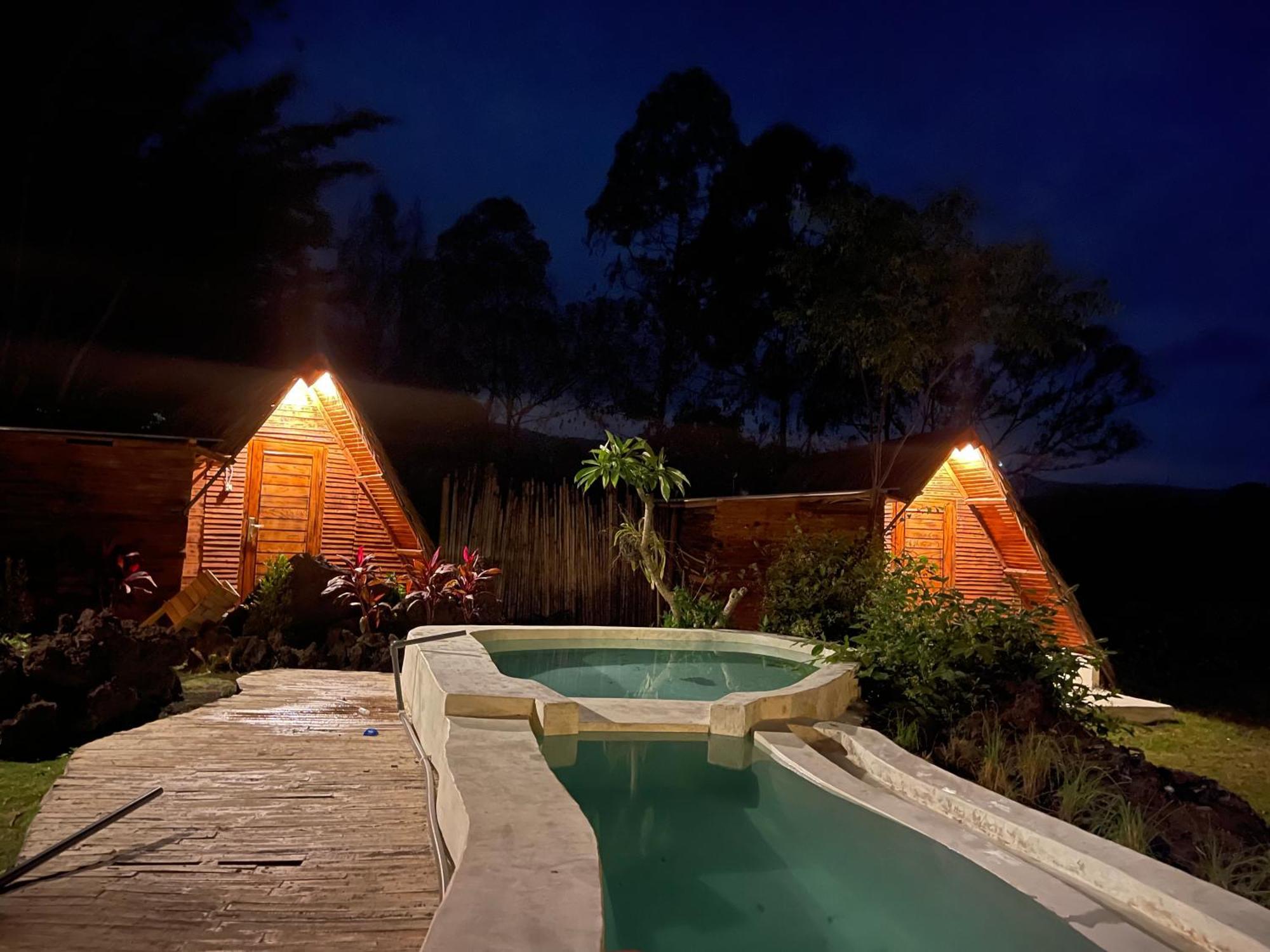 Triangular House And Hot Spring Hotel Kubupenlokan Bagian luar foto