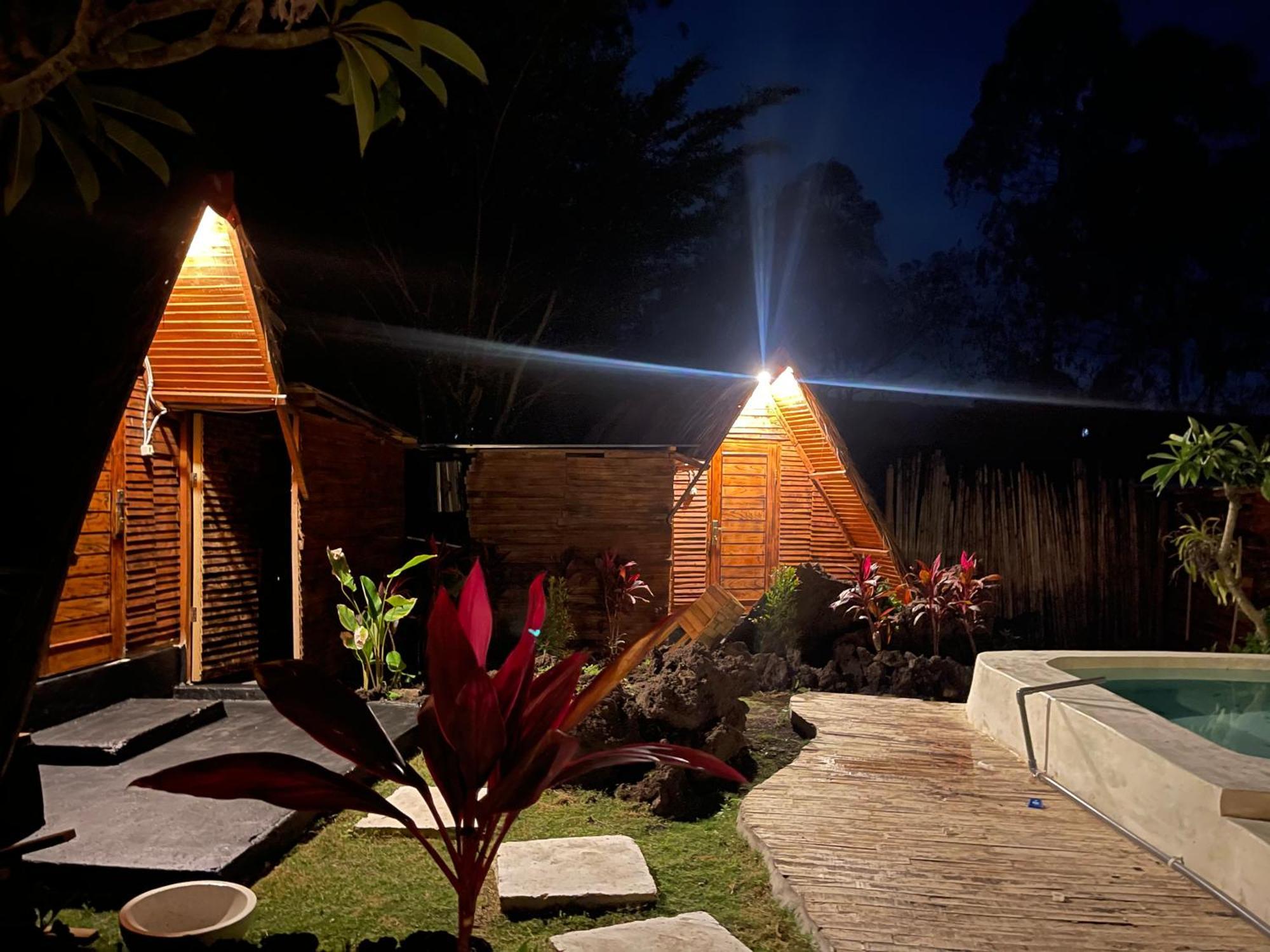 Triangular House And Hot Spring Hotel Kubupenlokan Bagian luar foto