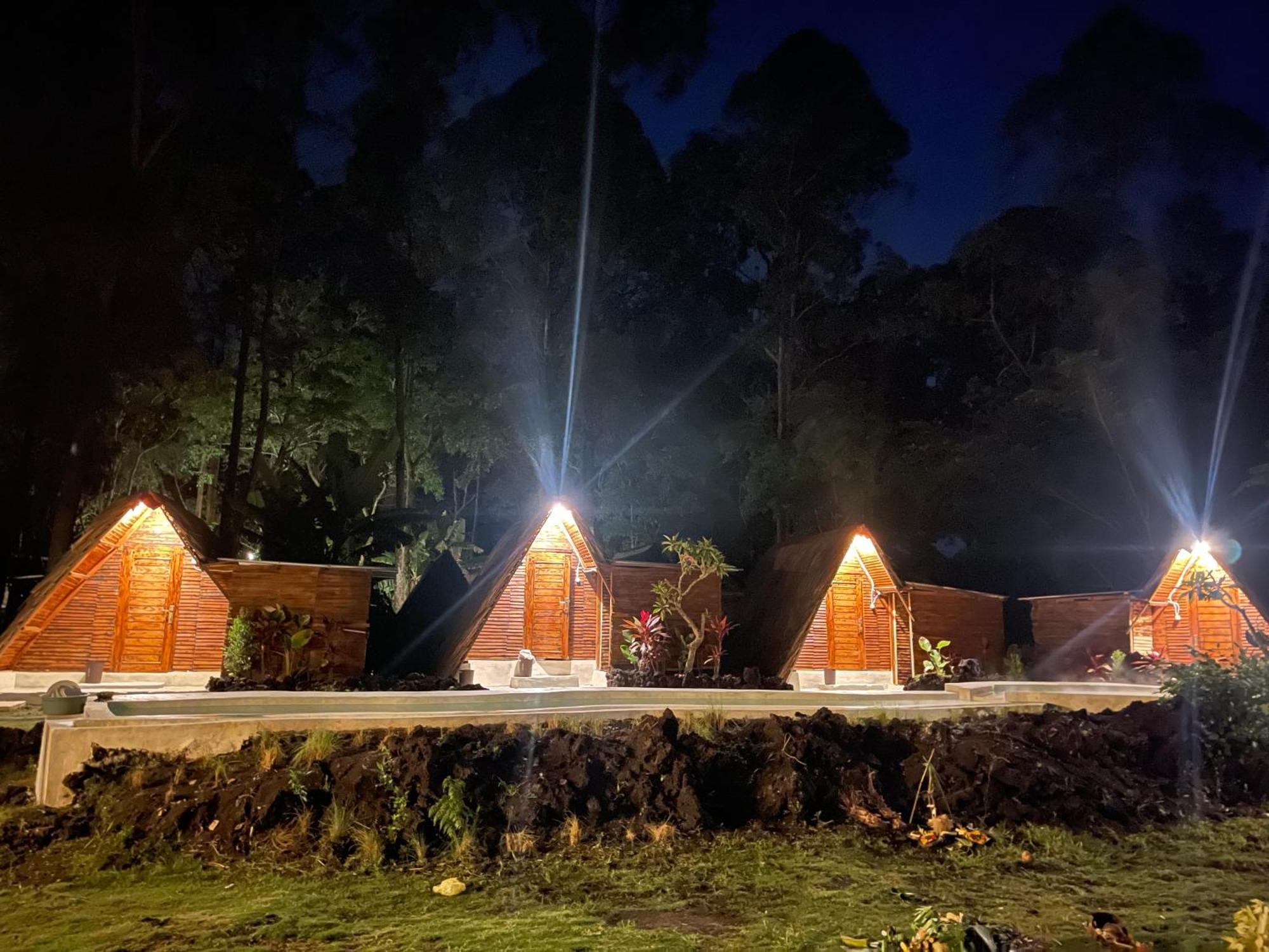Triangular House And Hot Spring Hotel Kubupenlokan Bagian luar foto