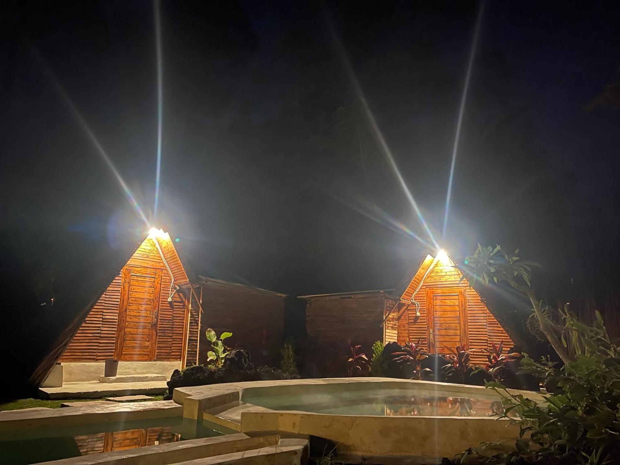 Triangular House And Hot Spring Hotel Kubupenlokan Bagian luar foto